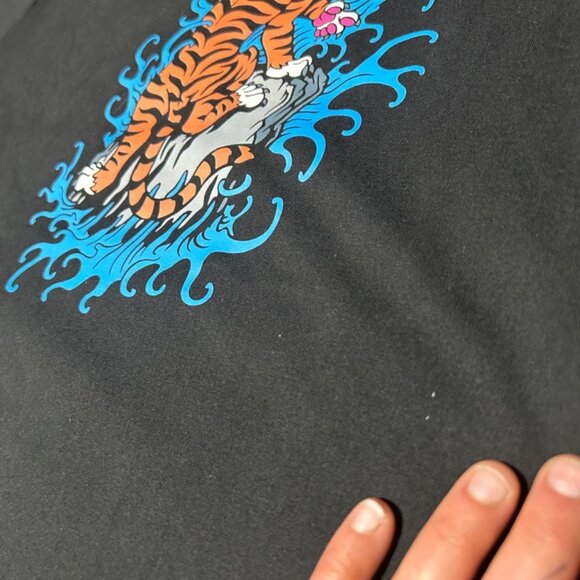 Y2K OTTO Comfy Tee Tiger Climbing Rock Crashing Water Waves Portrait Shirt Sz M - Picture 3 of 8